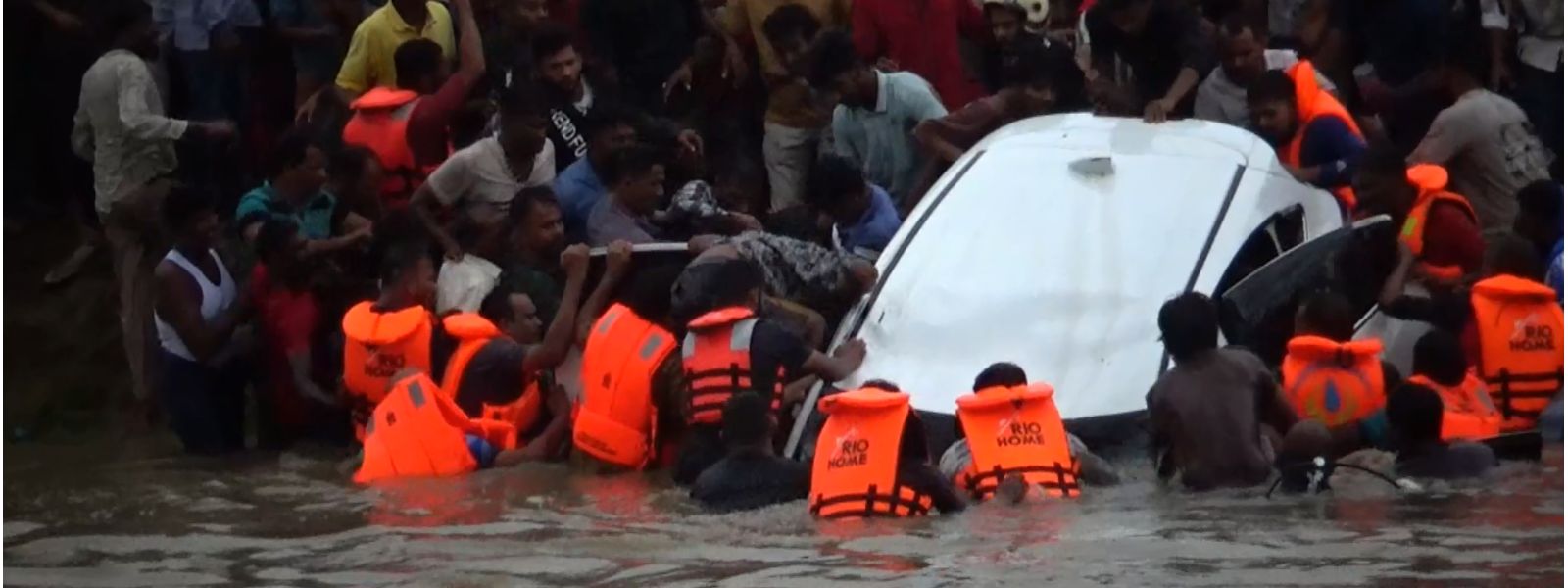 ஆற்றில் கவிழ்ந்த கார் : சிறுமி உள்ளிட்ட மூவர் பலி